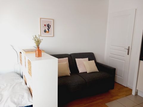 The apartment is quiet, in a secure residence. It does not face the street but a public park. Near the Vincennes wood (15 minutes by foot), in a pleasant, quiet and friendly neighborhood, close to the RER A Vincennes and line 1. Studio of 24m2 overlo...