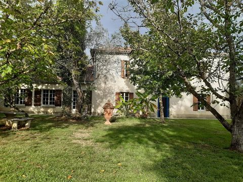 Hidden in the countryside but only 5 mins by car from the centre of Fleurance. This old farmhouse with its magnificent outbuildings offers peace and quiet, while being close to all amenities. In this price of 371 000€, you have approximately four acr...