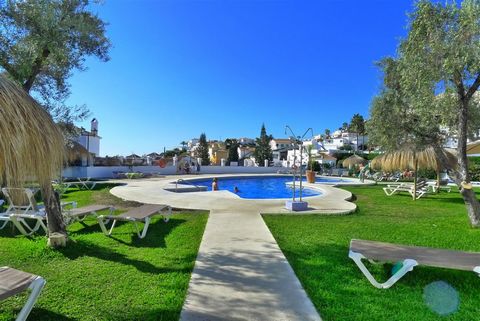 Beautiful semi-detached house in Nerja in the Punta Lara area, with 2 bedrooms, with terraces, garden with fruit trees and community pool 500 meters from the beach. The house is located in a small urbanization in the Punta Lara area, with a swimming ...