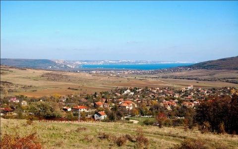 Plot of land with perfect sea view. We present to your attention an exclusive plot of land with an area of 4500 sq.m., located 20 km. from Fr. Varna in the village of Osenovo. The property is 65 meters from an asphalt road. Building parameters: 40% -...