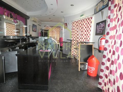 Café/Snack Bar con una ubicación privilegiada en una de las principales avenidas de la ciudad de Quarteira, en el Algarve. Se trata de un local comercial en excelente estado, con fantástica exposición a la vía pública y listo para operar. Tiene las s...