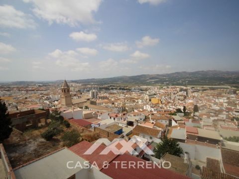Ruime woning in Vélez-Málaga met een spectaculair uitzicht van alle mensen. Het huis bestaat uit een woonkamer met open haard, een grote moderne keuken met toegang tot een patio en een ruim terras met wasruimte en een aparte slaapkamer met badkamer. ...