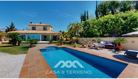 The perfect view paired with the right southwest orientation, which together gives the superlative to absolute happiness. A villa which leaves nothing to be desired, built to a very high standard with an incomparable beautiful garden with spa, sauna ...