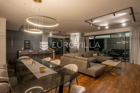 Spacious, comfortable, full of natural light and modernly decorated villa of 400 m2 is divided into three floors (basement, ground floor and first floor). The ground floor consists of an entrance area, a bedroom with its own bathroom, an additional t...