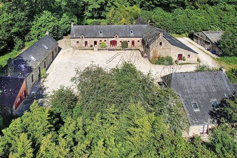 Beautiful set of 19th century buildings, composed of two dwellings and other annexes that can be adapted to many projects and offering more than 1000 sqm renovated. The estate is surrounded by woods and meadows and walking and riding tracks can be ac...
