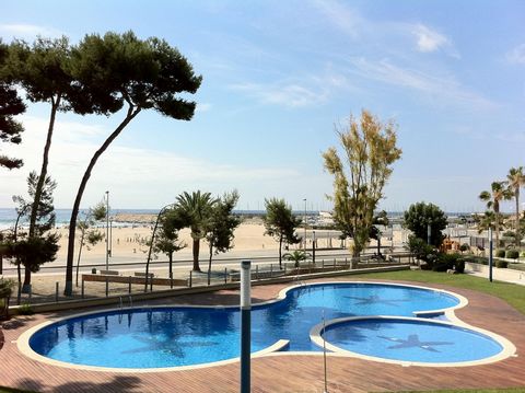 Wunderschönes Duplex-Penthouse mit großen Räumen und hochwertigen Oberflächen in einer unvergleichlichen Umgebung mit Blick auf das blaue Mittelmeer im kürzlich erbauten Gebäude Stella Mare. Es befindet sich direkt am Strand, ganz in der Nähe des Yac...