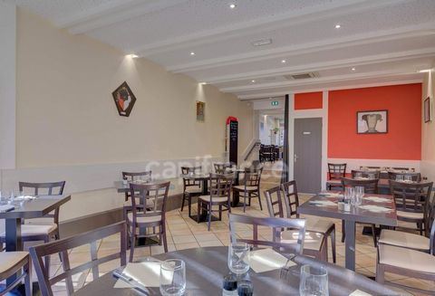 Gérald MARTINEZ CAPIFRANCE vous propose la vente du fonds de commerce de Restaurant Pizzeria à Issoire (63500) Cette pizzeria de qualité et d'une belle notoriété, d'une surface d'environ 70 m² plus une terrase de 45 m², est située au centre ville, su...
