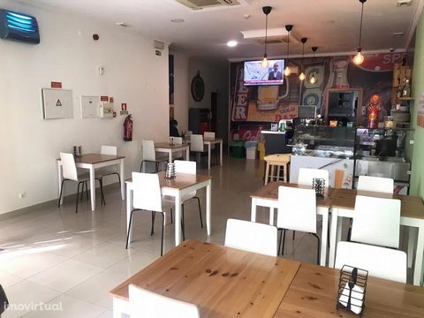 Snack-Bar café well located, near the Rafael Bordalo Pinheiro Secondary School, located on Rua Capitão Filipe de Sousa. Refurbished establishment with an area of 87m2, consisting of 3 wcs (male, female and for employees), warehouse, a pantry, 1 wareh...
