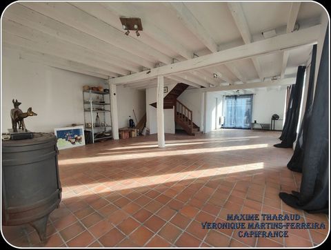 C'est en plein cur de la Sologne, à Nançay (18) que vous découvrirez cette maison d'environ 100 m2 Au rez-de-chaussée, vous y retrouverez : -une pièce à vivre très lumineuse d'environ 40 m2 -une cuisine -un WC A l'étage : -une chambre palière de 22 m...
