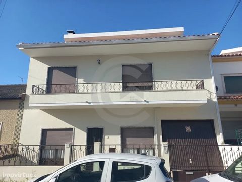 Excellent 4 bedroom villa in Entroncamento. On the ground floor consists of living room, kitchen with fireplace, stove, oven, extractor fan, water heater, kitchen furniture, bathroom and a bedroom or office. On the first floor there are 3 bedrooms, a...