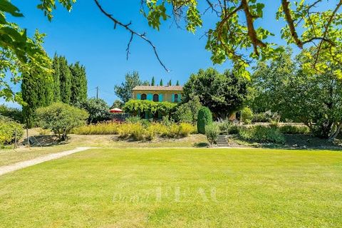 This 17th century former priory enjoying open views is located by the village and the shops at the foot of the northern slopes of Mont Ventoux. Peaceful yet not isolated, it offers 150 sqm of living space restored in 2003 and includes cosy living and...