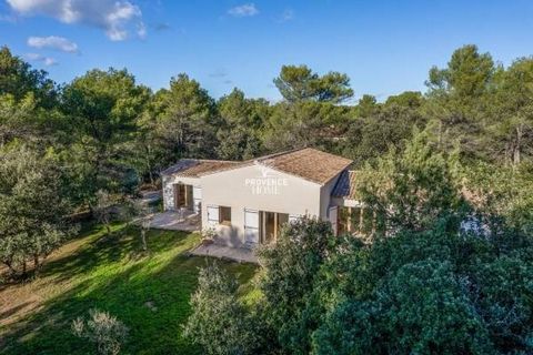 Provence Home, the Luberon real estate agency, is offering for sale, a charming property on a 2500sqm wooded plot, featuring a single-story house of approximately 167sqm, built in 2021 with high-quality materials. SURROUNDINGS OF THE HOUSE The surrou...