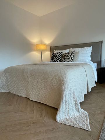 Stay where others go on holiday. Enjoy a stylish experience in this centrally located accommodation. Aesthetics are already evident from the outside in a newly built architect's house. A stylish RESIDENTIAL LIFE furnished with great attention to deta...