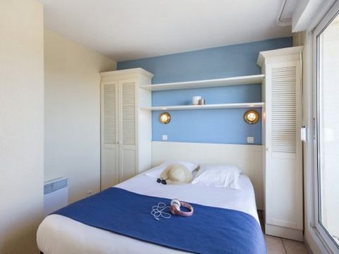 Located on the Médoc peninsula, the residence offers an ideal location to spend a pleasant holiday by the sea. Located on the Atlantic coast, it has direct access to the beach, with no roads to cross. This 3-storey residence with lift features an out...