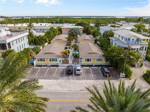 MOTIVATED SELLERS AND JUST REDUCED Welcome to Sea Pirate Paradise! Discover the PERFECT place to dive into the island lifestyle at Sea Pirate complex! This hidden gem is a mere stone's throw away from the pristine beaches of Anna Maria Island and the...