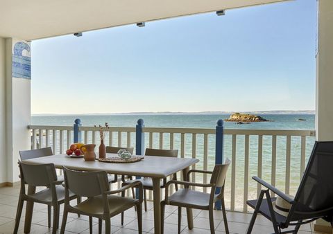 YOUR PREMIUM RESIDENCE Le Coteau et la Mer Soak up the call of the sea, Le Coteau et la Mer residence opens onto the ocean and offers stunning views over the bay of Douarnenez. This residence is a beautiful Breton house, in the 
