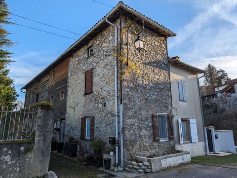 15 minutes north of Saint Girons and around 1 hour from Toulouse, in the charming village of Prat-Bonrepaux, discover this 94 m² house on three levels. Completely renovated in 2006, insulation, double glazing, city gas central heating, electricity, e...