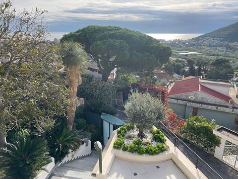 Uitzicht op zee, de villa kan volledig gemeubileerd gekocht worden voor 1.100.000,--. In de buurt van Loano in Borghetto Santo Spirito hebben we deze prachtige villa te koop 297 m², onroerend goed ligt in de 