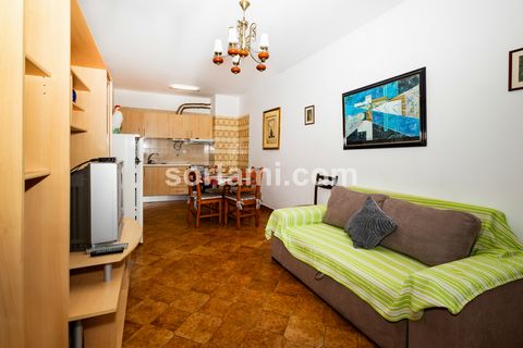 Excellent appartement, à Quarteira, à quelques mètres des plages ! Cet appartement se compose d´un hall d´entrée, d´un séjour, d´une kitchenette, d´une chambre et d´une véranda, avec vue panoramique sur la ville de Quarteira. Il est situé à proximité...