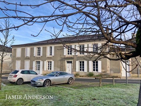 This beautiful house is located in the center of a sought-after village with all amenities, including a grocery store, bar/tabac and supermarket. Situated near Sauternes, just 12 kilometers from Langon and 10 kilometers from Bazas, on the edge of the...