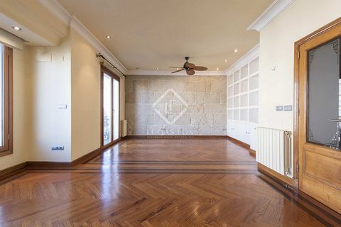 Lucas Fox presents this fantastic completely renovated apartment for rent in one of the most central streets of Vigo. This elegant and spacious apartment, with two independent entrances, has a very functional layout with high ceilings, abundant natur...
