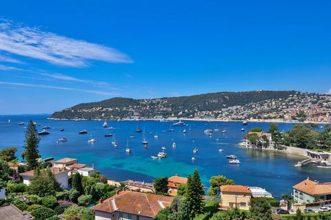 Saint-Jean-Cap-Ferrat, 135 m2. apartment on the top floor of a luxury residence with janitor and swimming pool. This character 3 bedroom, 2 bathroom apartment benefits from a large terrace of over 90 m2. with an exceptional view over the bay of Ville...