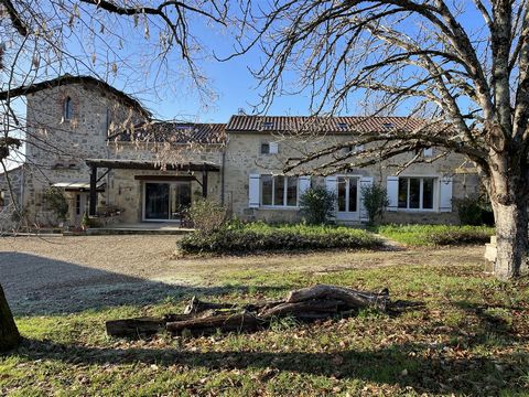5 minutes from the village of Fansescas, a village with shops and amenities, 10 minutes from Nérac and 25 minutes from Agen, we present to you an estate with a house and outbuildings. On a point dominating the valleys, the estate offers beautiful vie...