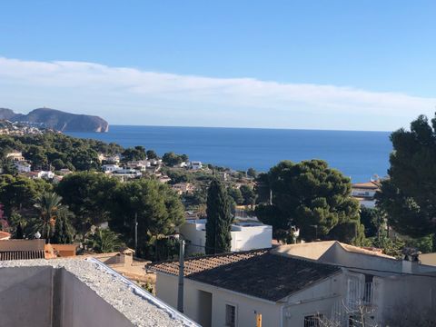 Moderne en luxe villa in aanbouw in Benissa-costa, met prachtig uitzicht op zee. Het is gelegen op een groot vlak perceel, op ongeveer 1 km van het strand en de supermarkt. Rustige plek. Het huis heeft 2 verdiepingen plus een kelder, die allemaal int...