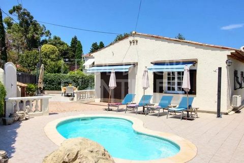 This lovely house of about 130 m2, we find at the beginning of Cap d'Antibes in a quiet residential area, close to the sea and the beaches. The house is nicely renovated in light and modern materials. The accommodation comprises a spacious entrance h...