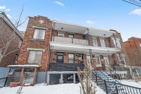 Large duplex (6 1/2 each unit, 9 ft ceilings) with a Bachelor (3 1/2 with separate entrance no civic number) Integrated double garage with two car outdoor parking in the back. Centrally located in the heart of Snowdon, within walking distance to shop...