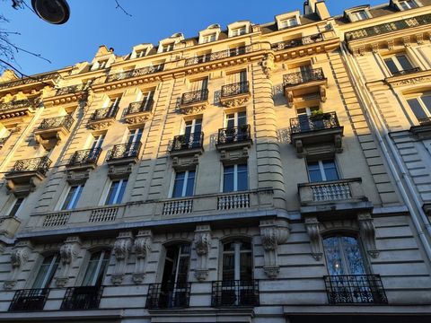 PARIS 7EME ARRONDISSEMENT (VUE TOUR EIFFEL) situé dans un quartier très prisé, proche des commerces. Dans un immeuble en pierre de taille, au 2ème étage avec ascenseur avec balcon en pierre. Appartement de 152 m² : entrée, triple living, avec cheminé...