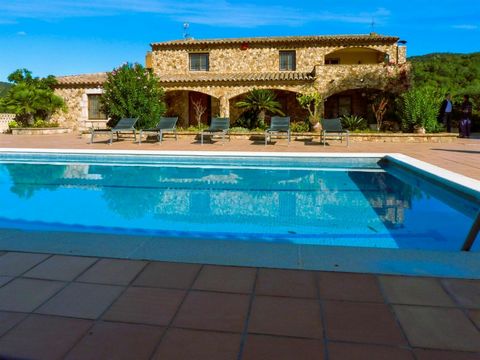 Rustic stone villa situated in Mas Artigues, built with all kind of details, in the middle of nature and in a privileged environment a few kilometres away from the town of Calonge and its beautiful beaches. . The property has 2,4 hectares of land wit...