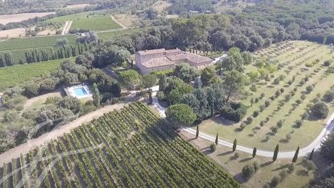 AROUND THE PROPERTY Located between the Monts du Vaucluse and the renowned Colorado Provençal, this 4-hectare property offers an authentic natural environment, just 1 km from the village of Rustrel and 8 km from the town of Apt. OUTDOORS OF THE PROPE...