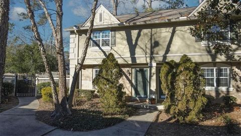 Welcome to this updated End Unit in the prime location of beautiful Sandy Springs. This Charming home offers a bright and airy Living Room, Half Bath w/ laundry on Main, Updated Kitchen with SS Appliances and Granite Counter tops. Dining area over lo...