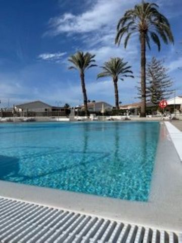 For sale this charming bungalow located in a well-kept and quiet complex in Maspalomas. Amazing opportunity! Enjoy the convenience of 4 newly renovated communal pools, all heated, perfect for relaxing and cooling off at any time. In addition, it has ...