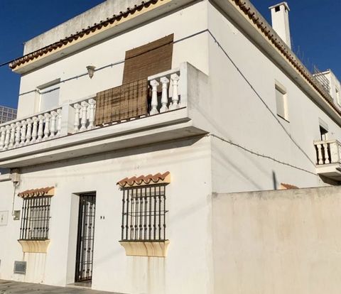 BonitA casa con vistas al mar en Torreguadiaro. Ideal para inversión, ya que cuenta con 2 departamentos de 3 recámaras. A poca distancia de todos los servicios. Features: - Terrace