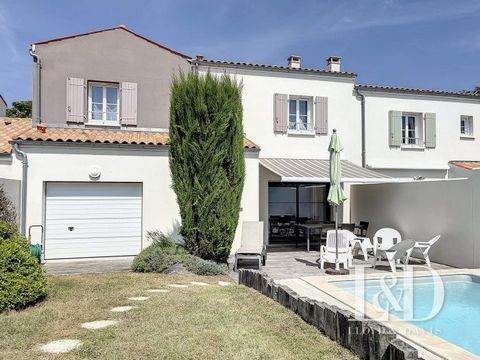 In the heart of the village of Arces, between Cozes and its shops and Talmont classified Most Beautiful Villages of France, 10 km from the beaches of Meschers and 20 km from Royan, this house of 2013 on a plot of 278 m² is perfect to spend beautiful ...