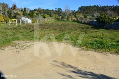 Fantastic flat land of 3324 m2 , with feasibility of construction, located in a residential area in São Facundo. This land has a front that faces the street of 33 meters. Located 12 minutes from the center of Coimbra and very close to the main access...