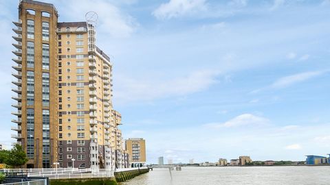 We present a spacious two double-bedroom apartment in this prestigious riverside development, Cascades Tower, Westferry Road, Canary Wharf E14. This apartment boasts ample living space with neutral decor and is an excellent opportunity to make this a...