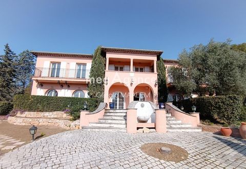 Ideally located on the seafront, this 650m² Provencal country house is nestled on a flat plot of 1983m², with a sea view allowing you to enjoy plenty of sunshine thanks to its south orientation. Formerly used as a luxury hotel, this residence is just...