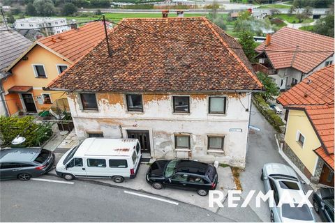 We intervene in the sale of a spacious house in the very center of Višnja Gora. The house was built of stone in 1881 and has an area of 290.80 m2. The house needs complete renovation, but this represents a customization and thus an exceptional invest...