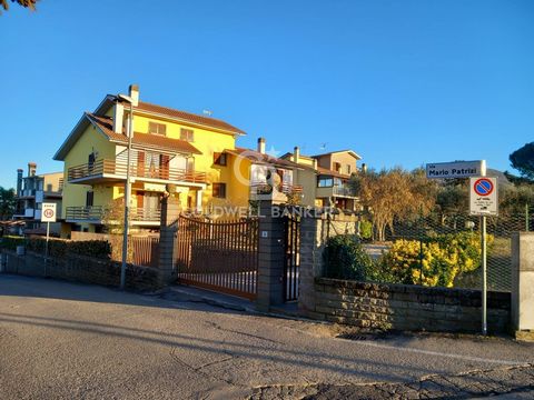 LAZIO VITERBO VITORCHIANO - Location PALLONE APARTMENT IN TWO-FAMILY VILLA WITH GARDEN Excellent and large solution in a two-family villa. The villa is made up of two completely independent apartments. The property in question has a surface area of a...