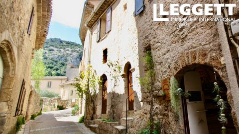 A20103RAB34 - Idéalement située au cœur du charmant village de Saint-Guilhem-le-Désert, classé au patrimoine mondial de l'UNESCO comme l'un des plus beaux villages de France, cette charmante propriété est un mélange d'éléments de caractère et de desi...