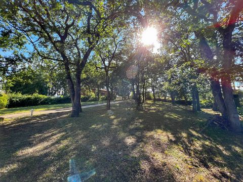 In the town of Vacquiers, the ARTAE IMMOBILIER team offers you this beautiful building plot exclusively! Have a superb plot of land with a surface area of 900 m2 to build the house of your desires! Quietly located in a green setting with pretty trees...