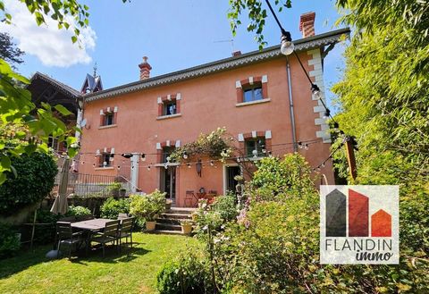 SOUS COMPROMIS - EXCLUSIVITE - L'Agence FLANDIN Immo vous invite à venir découvrir cette demeure de charme à 15 min de Lyon, dans un cadre paisible et raffiné. Cette ancienne maison du jardinier faisant partie des communs d'un château bâti en 1913 pa...