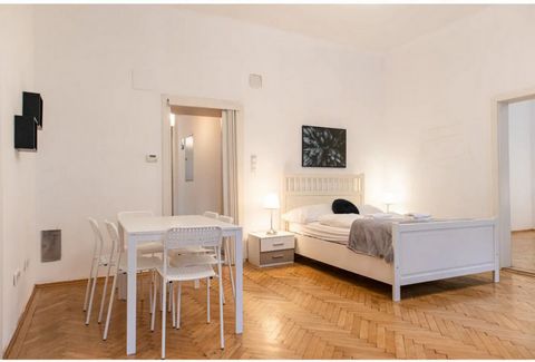 The spacious 80 m² apartment is a great option for traveling friends and lovers. The perfect location offers a spacious stay close to the Vienna Congress Center and the famous shopping street 