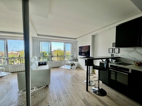 ***EXCLUSIVITE NORMANDY IMMOBILIER*** Idéalement situé au cœur du CENTRE-VILLE, au calme et à seulement 50 m de la plage, au troisième et dernier étage, vous apprécierez avant tout l’ambiance chaleureuse et la VUE MER de ce studio de 23 m2 entièremen...