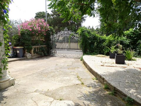 It is in LEZIGNAN LA CEBE, village ideally located 5 minutes from PEZENAS and on the axis of the A75, that HERAULT HOME HUNTER invites you to discover this beautiful villa of more than 170m2 of living space erected on a plot of 930m2. Past the majest...