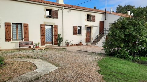 AIZENAY, QUIET, on 4.5 HECTARES adjoining, large LONGERE in very GOOD general condition NOT terraced, offering: 313 m2 of housing (197 m2 of living space), 2 spaces 'LIFE', 2 kitchens A / E, 5 bedrooms on 2 parts 'NIGHT', 2 bathrooms, 1 shower room, ...