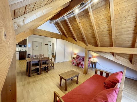 Want an apartment with a 'chalet' spirit?! Come and meet us, to visit this magnificent apartment, with a very beautiful volume. This studio with a lot of charm by its exposed frame under the roof, offers a floor area of about 55 m2. With a living roo...